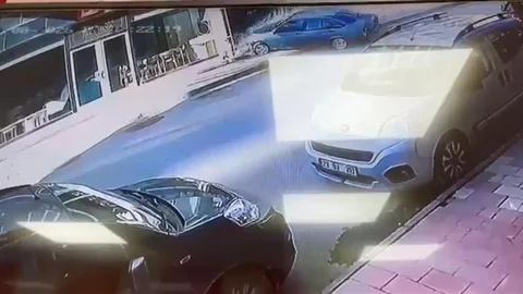 Elazığ'da Otomobil Mağazaya Daldı