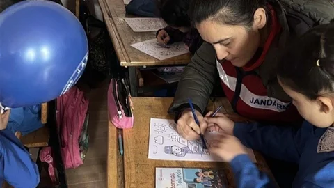 Uşak'ta Jandarma Öğrencilere Eğitim Verdi