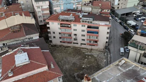 Bahçelievler'de Temeli Kayan Bina Görüntülendi