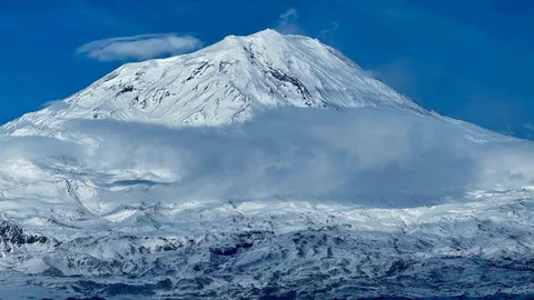 Ağrı Dağı’nın Göz Alıcı Zirvesi