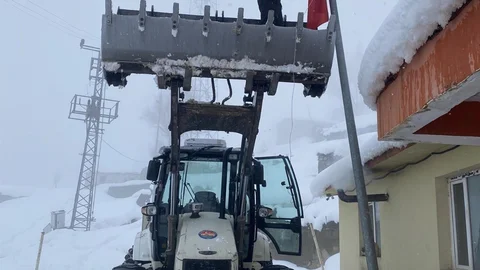 Düşen Bayrağı Kepçeyle Yükselttiler