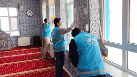 Eskişehir'de Öğrenciler Camii Temizliği Yaptı
