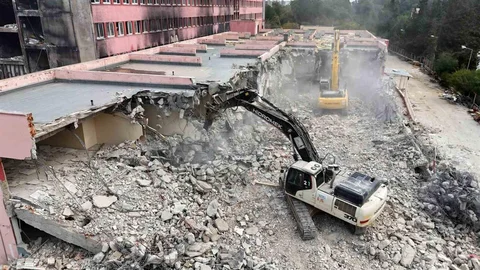 Adana'da Eski Hastane Yıkılmaya Başladı