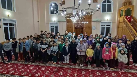 Afyonkarahisar'da Çocuklar Teravihe Koşuyor