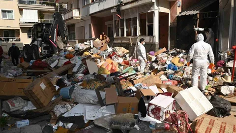 Karabağlar'da Çöp Ev Temizliği