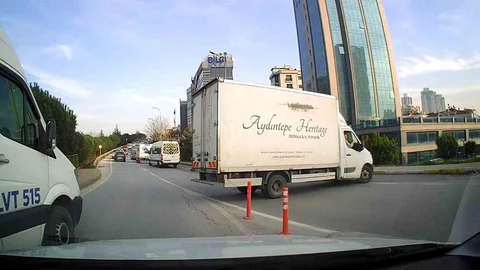 Ataşehir'de Ters Şeride Giren Kamyonet