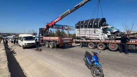 Gaziantep’te Minibüs ve Kamyonet Çarpıştı