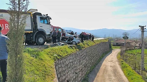 Balıkesir'de Trafik Kazası: 1 Ölü, 2 Yaralı