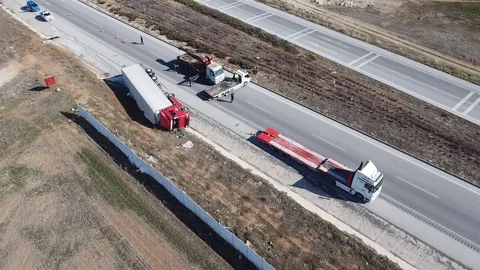 Afyonkarahisar'da Tır Devrildi, Sürücü Yaralandı