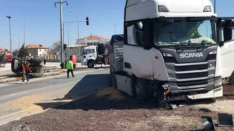 Tır Traktöre Çarptı, Sürücü Yaralandı