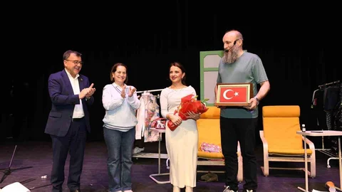 Altıeylül'de Tiyatro Ziyafeti
