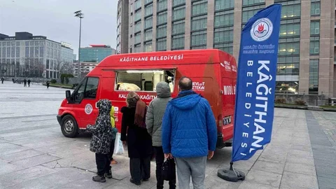 Kağıthane'de İftar Sırasında Çorba İkramı