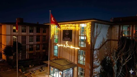 İstanbul'da Okul Dış Cepheleri Aydınlatıldı