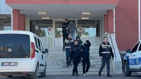 Adana'da Polisten Kaçan Araç Kazaya Karıştı