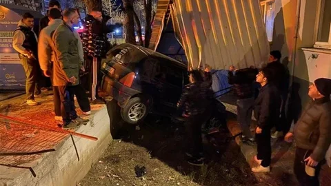 Bursa'da Kontrolden Çıkan Araç Bahçeye Uçtu