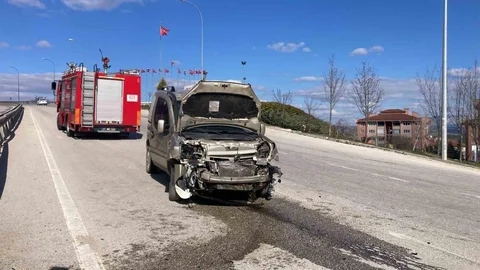 Bilecik'te Kontrolden Çıkan Araç Refüje Çarptı