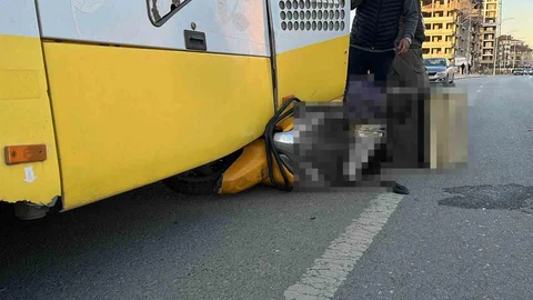 Motosikletli Kurye Otobüse Çarptı