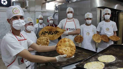 Amasya’da Meslek Liseli Öğrencilerden Ramazan Pideleri