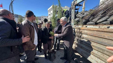 Çermik'te Çiftçilere Fidan Dağıtıldı