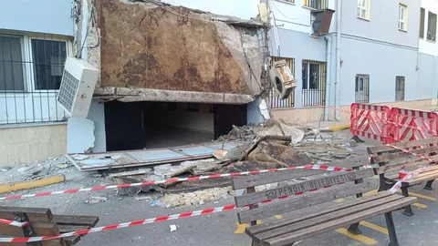 Pendik'te Okul Girişi Çöktü