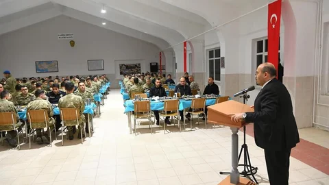 Vali Ustaoğlu'nun Mehmetçilerle İftarı
