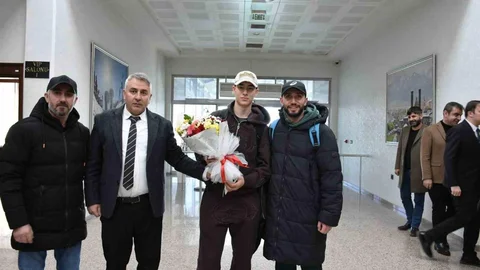 Erzurum'da Şampiyon Sürat Patenci Karşılandı