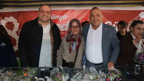 Bozdoğan'da Kadınlara Çiçek Dağıtıldı