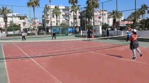 Mersin'de Tenis Kursu Başarıyla Devam Ediyor