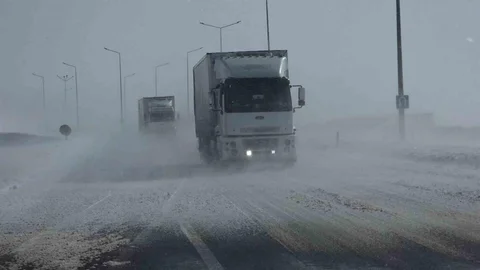 Güzeldere Geçidi'nde Tipi Trafiği Olumsuz Etkiliyor