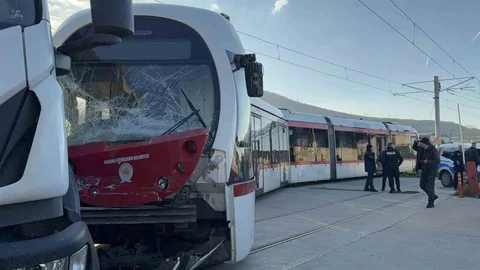 Samsun'da Tramvay ve Kamyon Çarpıştı