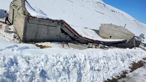 Iğdır'da Ahır Çöktü