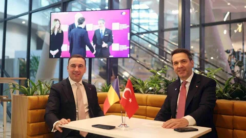 Enerji Bakanı Bayraktar Paris'te Görüşme Yaptı