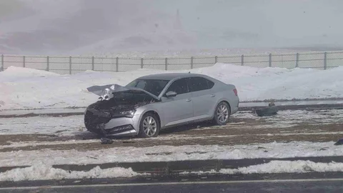 Van'da Kaymakamın Bulunduğu Araç Kazaya Karıştı