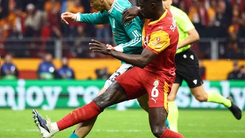 Galatasaray'da Davinson Sanchez Cezalı Duruma Düştü