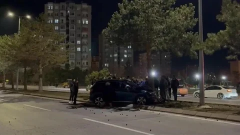 Kayseri'de Otomobil Ağaca Çarptı