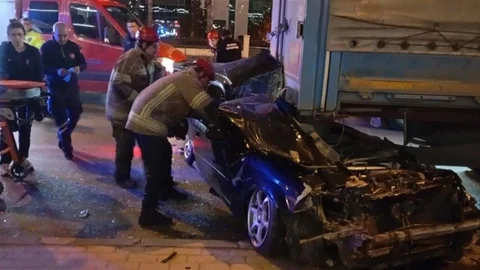 Otomobil Tır Altında Kaldı, Sürücü Yaralandı