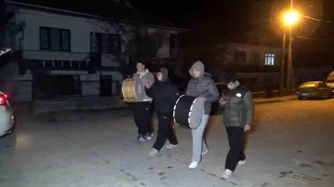 Bolu'da Liseliler Sahura Davul Çalarak Uyanıyor