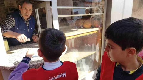 Osmaniye'de Öğrencilerden Ekmek Kampanyasına Destek