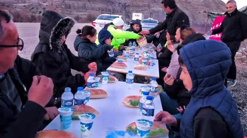 Uzundere’de Yolda İftar Geleneği