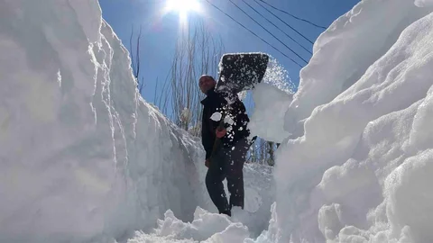 Bitlis'te Kar Tünelleriyle Ulaşım Sağlanıyor