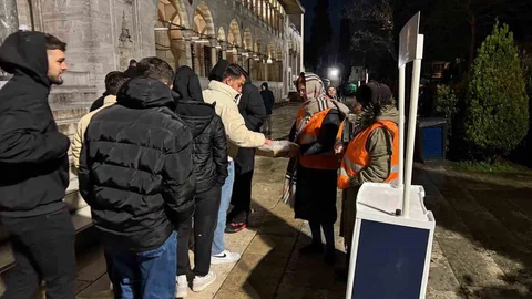 AK Parti İstanbul'da Lokum İkramı Yapıyor