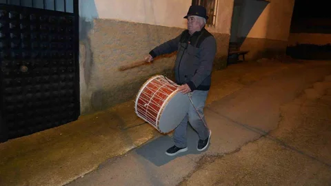Ramazan Davulunu Muhtar Çalıyor