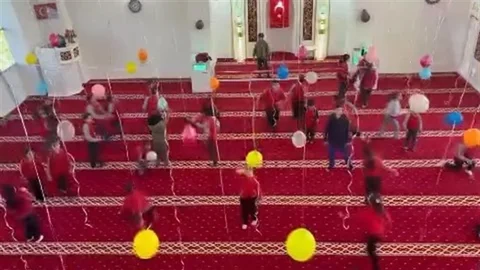 Bursa'da Çocuklar İçin Camide Süsleme