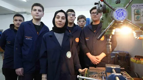 Kadın Öğretmen CNC Eğitimi Veriyor