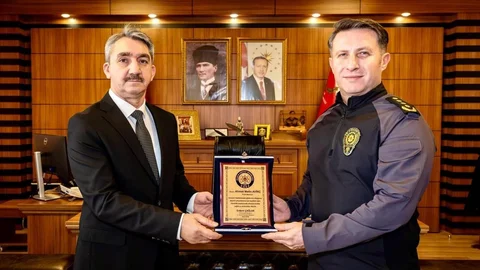 Bilecik'te Emekli Polise Plaket Töreni