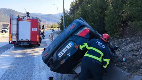 Bilecik'te Kontrolden Çıkan Araç Su Kanalına Devrildi