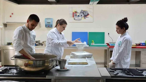 Balıkesir'de Gastronomi Öğrencileri Lokum Üretiyor