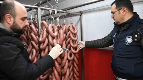 Bursa'da Bozuk Sucuk İmha Edildi