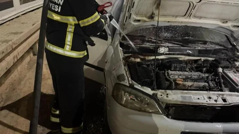 Alev Alan Otomobilin Yangını Kontrol Altına Alındı