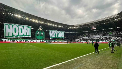 Futbolcu Olamadılar Ama Pankartlarıyla Tribünleri Renklendiriyorlar